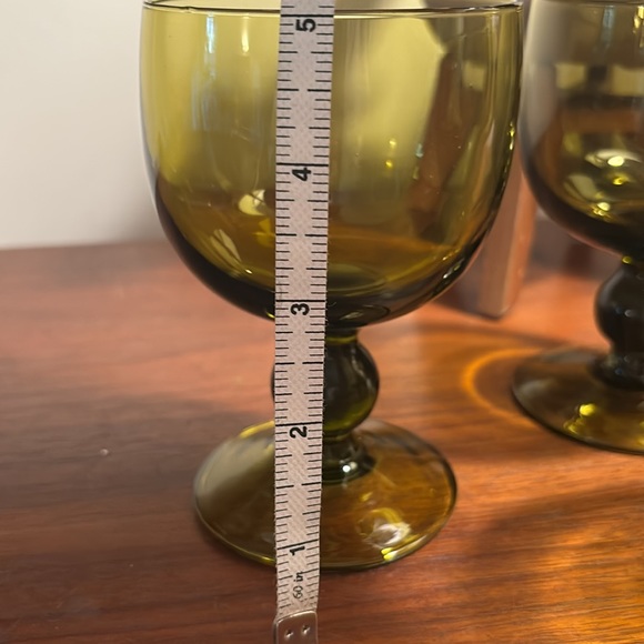 4  green Mid-Mod wine/cocktail glasses - Picture 7 of 8